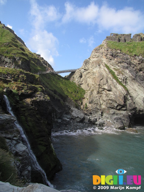 SX07497 Birdge between headland and Tintagel Island
